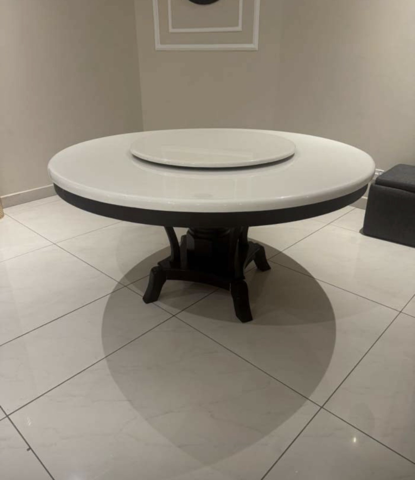 طاولة طعام كبيره