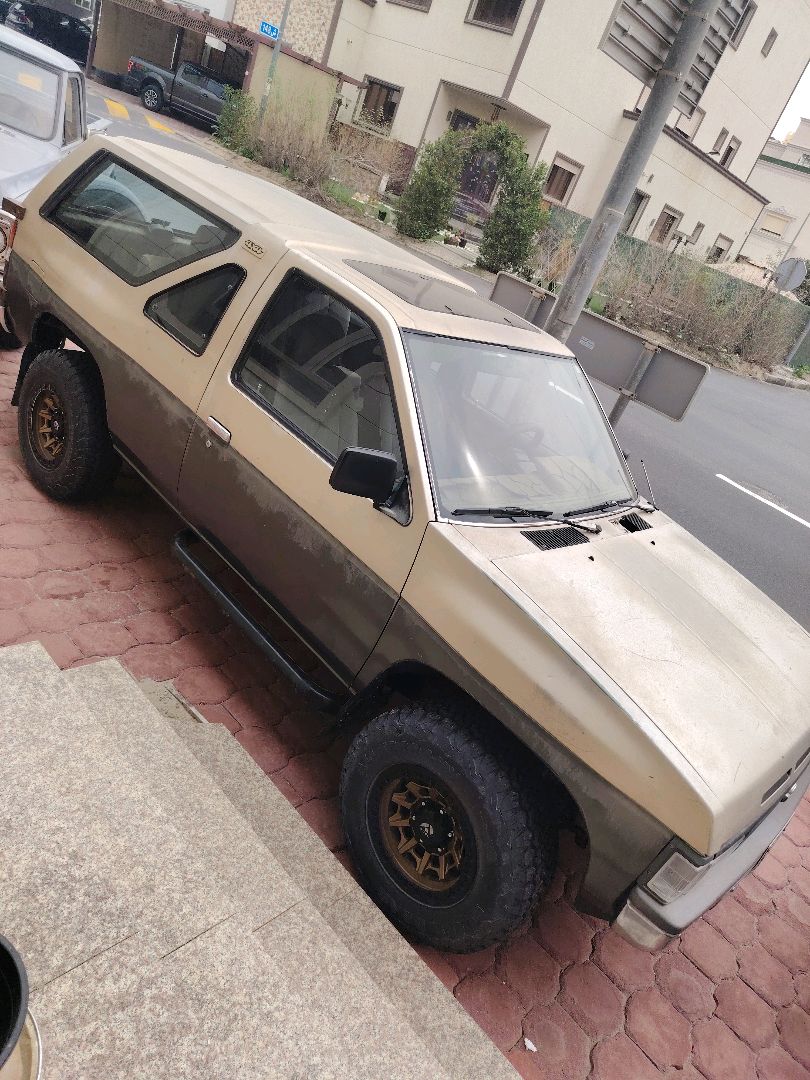 للبيع ١٩٧١ وانيت شفر c30 رفرف، نيسان بترول ١٩٧٦ البابطين، نيسان باثفيندر ١٩٩١، بم دبيو ٢٠٠٣ باب واحد كسف