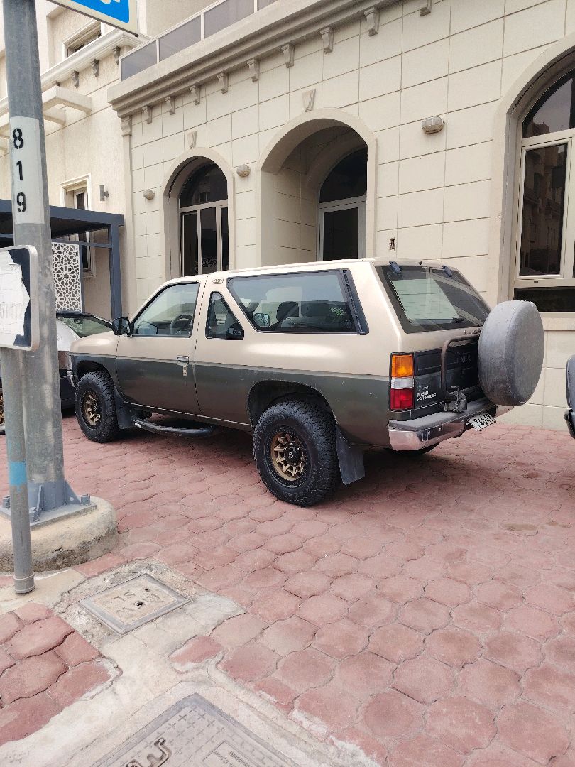للبيع ١٩٧١ وانيت شفر c30 رفرف، نيسان بترول ١٩٧٦ البابطين، نيسان باثفيندر ١٩٩١، بم دبيو ٢٠٠٣ باب واحد كسف