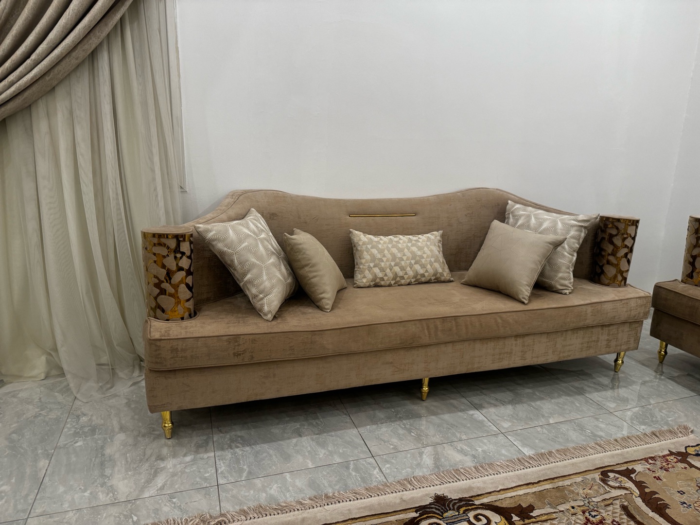 كنب ٥ قطع مع طاولات وستاره