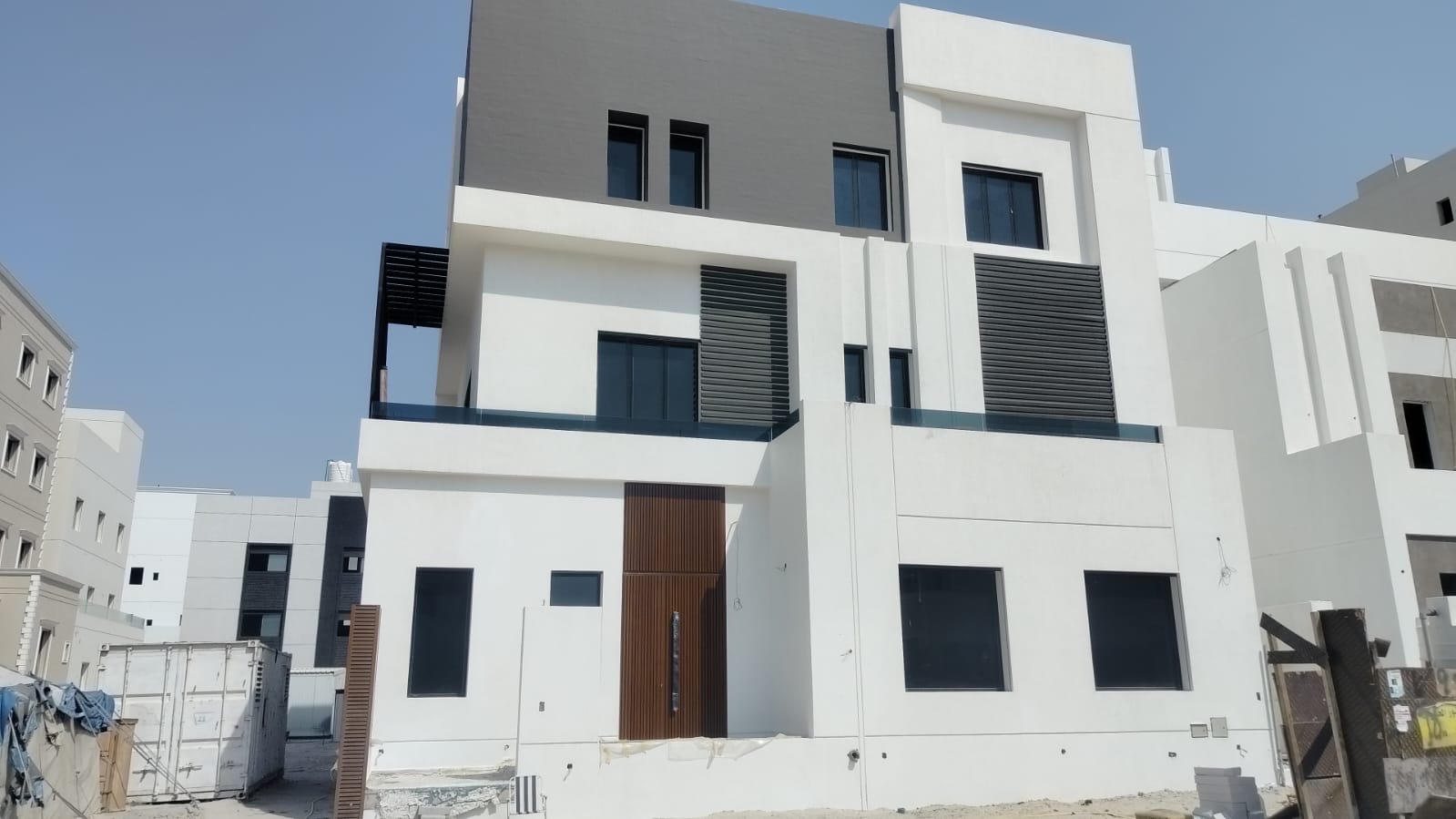 للإيجار شقة في جنوب عبدالله المبارك قطعة 5 عبارة عن ثلاث غرف نوم وحمامين وغرفة خادمة مع حمامها مطبخ مجهز وشترات وستلايت مركزي ومواقف سيارات للمتزوجين الجدد او لديهم طفل واحد