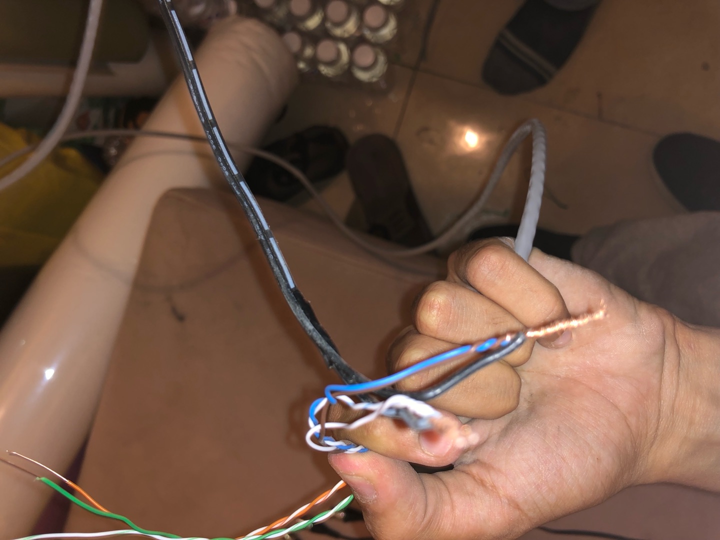 فني هندي لتركيب وصيانة الستلايت العادي والمركزي