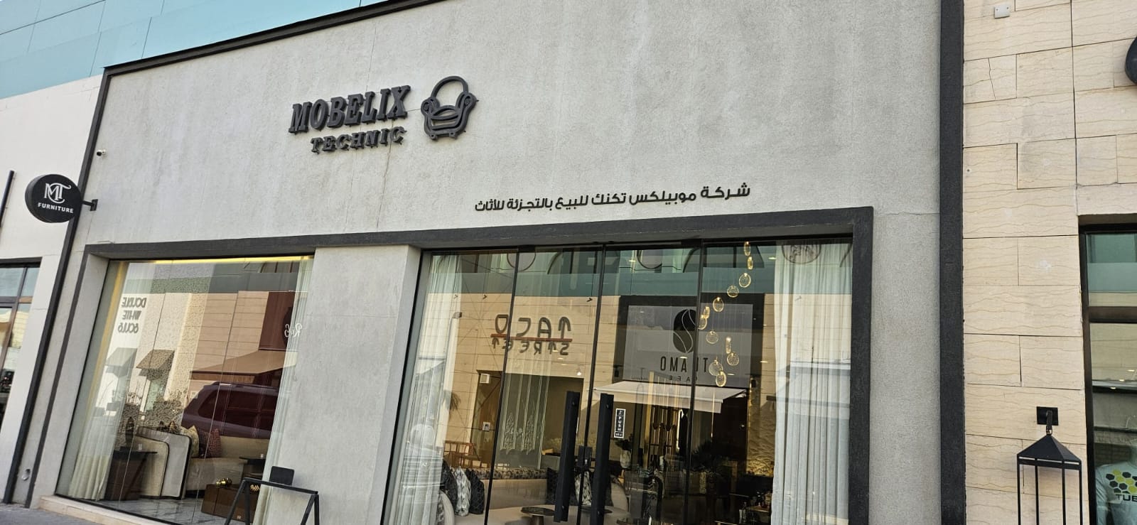 فرصه ذهبيه استثماريه، للبيع بداعي السفر شركة اثات وديكورات وغرف نوم مجهزه بالكامل في منطقة الشويخ الصناعية.