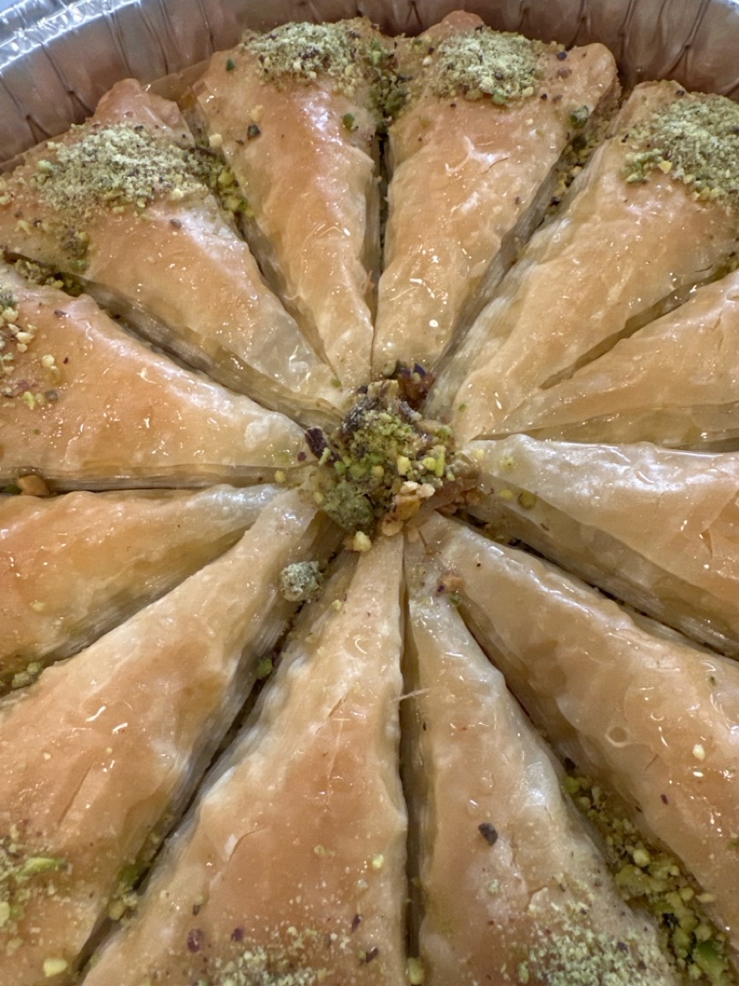 مطلوب بائع لدي محل حلويات