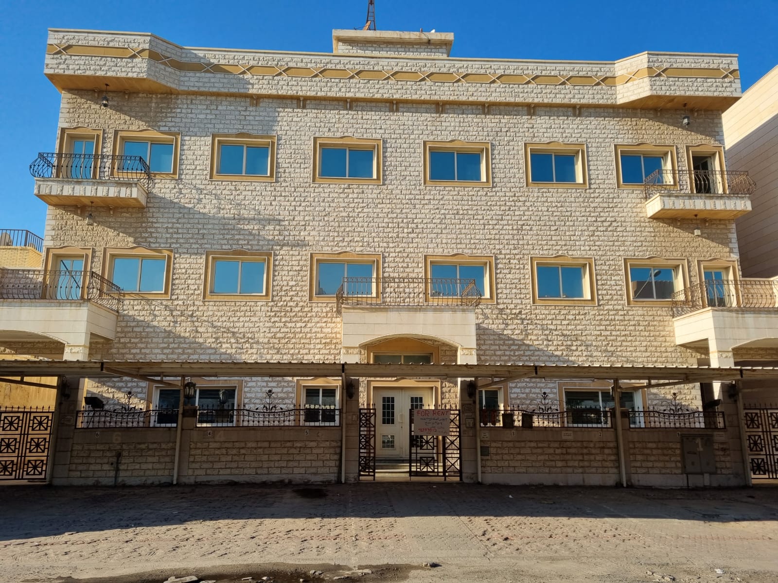 للايجار دور ارضي بسلوي مع حوش خارجي