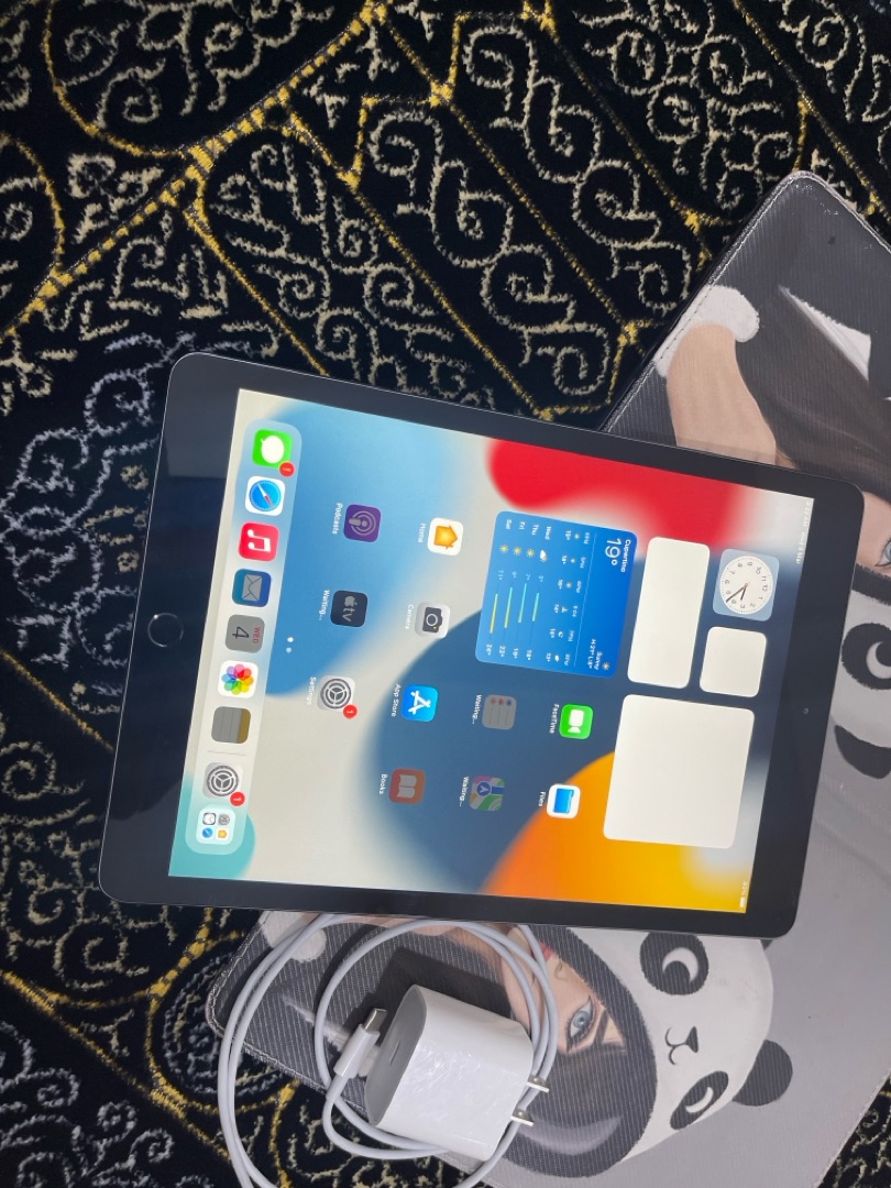 ايباد ابل 8 الثامن 32 قيقا نظيف بحالة ممتازة مع البوك والشحن