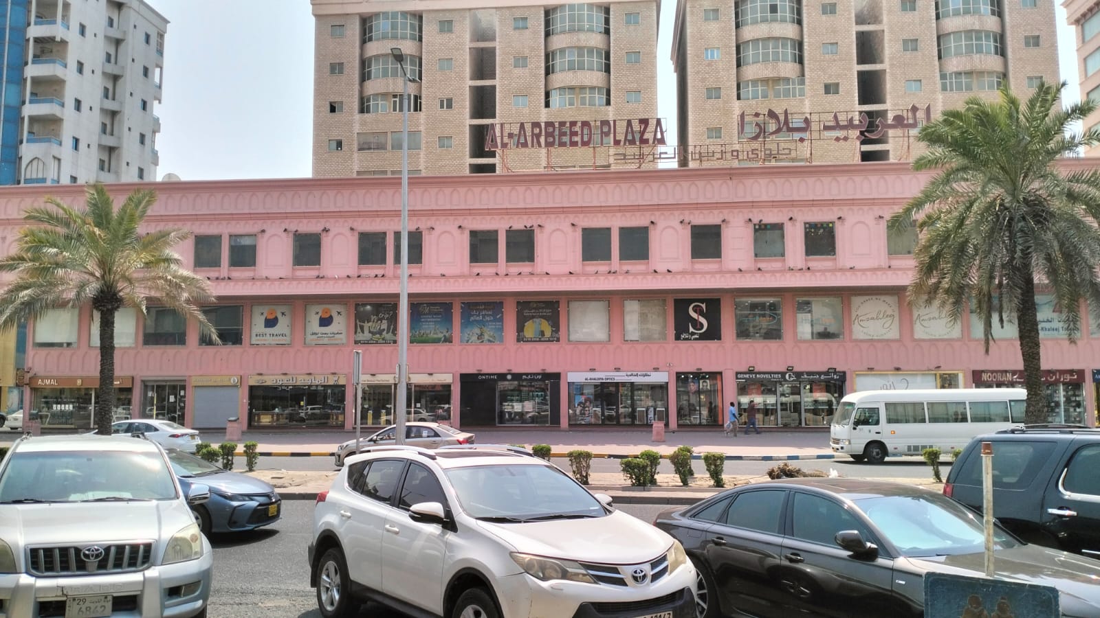 للايجار مكاتب ف الفروانية مساحات مختلفه احدث التشطيب والديكورات العصريه شي مرتب اسعار جدا مريحه يوجد باركن المكان مشهور ومعروف