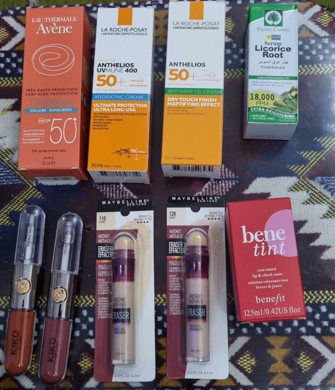 مجموعة مكياج وكريمات مختلفه