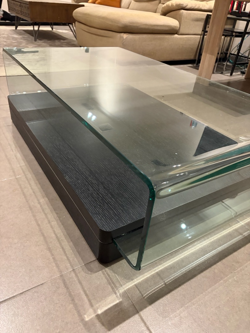 Modern Bent Glass Coffee Table Black Wood طاولة قهوة مودرن زجاج منحني مع قاعدة خشب سودا