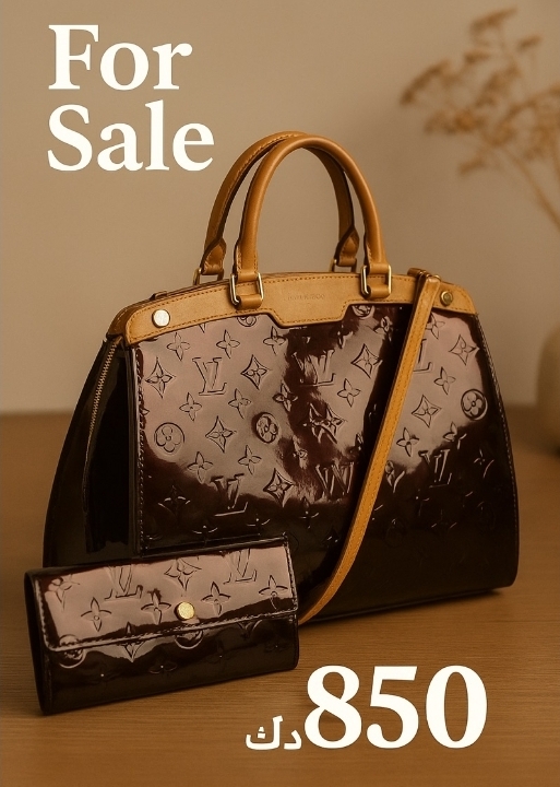 شنطه ومحفظه لوي ڤيتون (Louis vuitton ) لونها عنابي غامق..