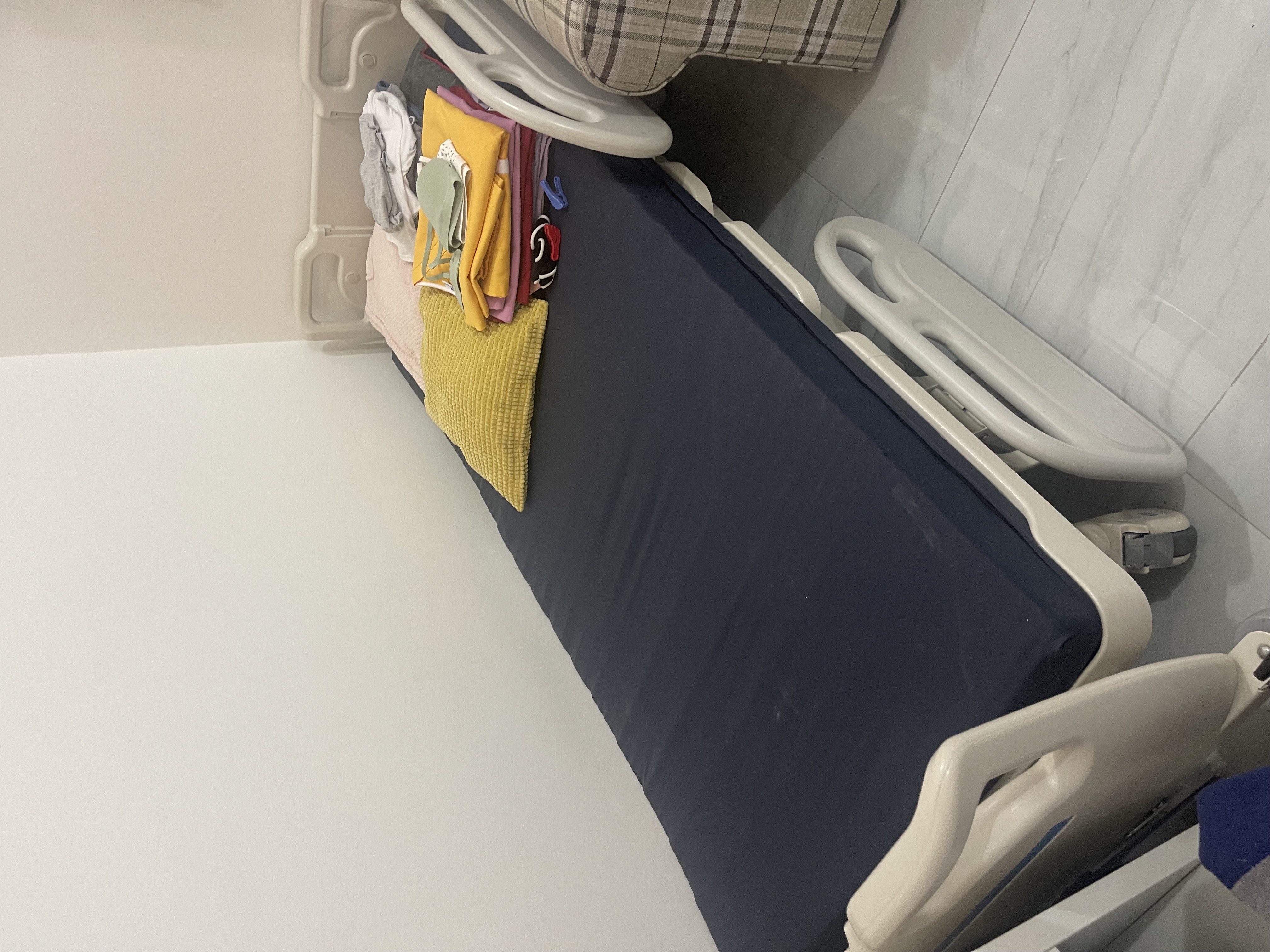 سرير طبي كهربائي